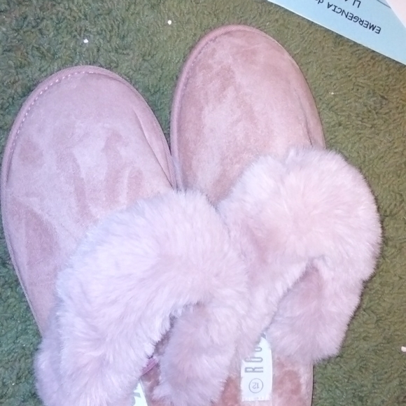 Iam selling rouge helium slippers - Picture 4 of 7